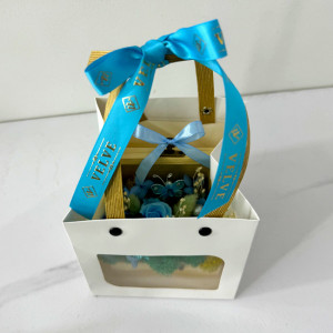 Aranjament floral Goodliness, cu trandafir criogenat, licheni stabilizati, fluture decorativ, perle si broom, in cutie tip cufar, cu funda, Albastru 2