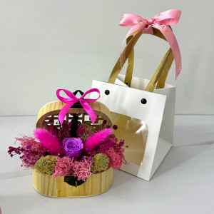 Aranjament floral Goodliness in punga cadou, cu trandafir criogenat, lagurus, licheni stabilizati si broom, in cufar semirotund, cu funda, Fucsia 1