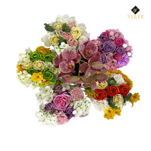 Aranjament floral in cutie alba rotunda cu trandafiri din sapun si alte accesorii, galben - alb - rosu