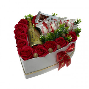 Aranjament floral in cutie in forma de inima, cu trandafiri din sapun, Praline Raffaello, Kinder Bueno si Flori uscate parfumate