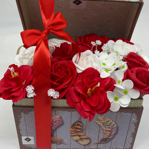 Aranjament floral in cutie tip cufar cu trandafiri, hortensii si craciunite de sapun, rosu-alb