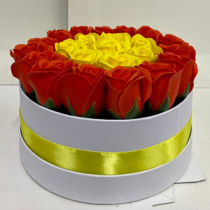 Aranjament floral in doua culori, cutie rotunda cu 23 trandafiri sapun, orange-galben