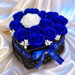 Aranjament floral in forma de inima Velvet Heart cu 15 trandafiri de sapun si accent cu sclipici, Albastru - Alb - Img 4