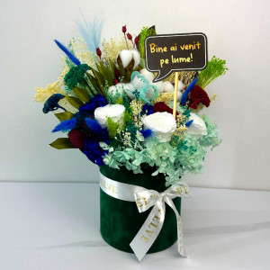 Aranjament floral Infinity, in cutie rotunda de catifea cu flori naturale criogenate, plante uscate conservate si pancarta cu textul "Bine ai venit pe lume!", 43 cm - Img 5