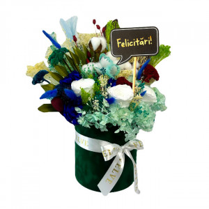 Aranjament floral Infinity, in cutie rotunda de catifea cu flori naturale criogenate, plante uscate conservate si pancarta cu textul "Felicitari!", 43 cm