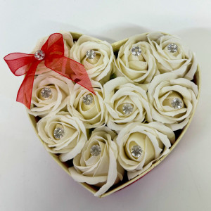 Aranjament floral Intimissimo, 11 trandafiri de sapun cu cristale artizanale, in cutie inima alb/rosu