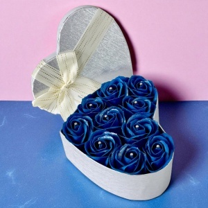Aranjament floral Intimissimo cu 10 trandafiri de săpun, decorați cu cristale artizanale și accente strălucitoare, în cutie aspect inimă, Albastru Inchis - Img 3