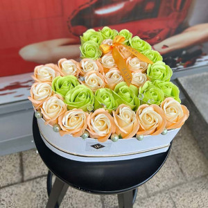 Aranjament floral Isaria din trandafiri de sapun, in doua nuante, verde-oranje