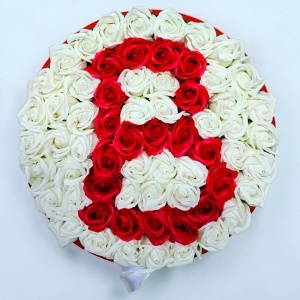 Aranjament floral litera cu 55 trandafiri de sapun in cutie rotunda catifea rosie, litera B - Img 2