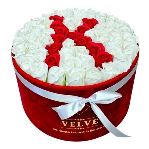 Aranjament floral litera cu 55 trandafiri de sapun in cutie rotunda catifea rosie, litera K
