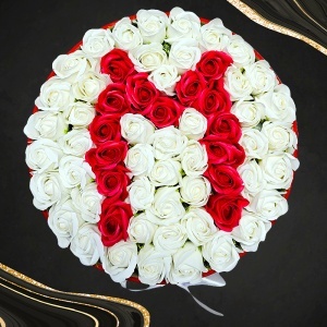 Aranjament floral litera cu 55 trandafiri de sapun in cutie rotunda catifea rosie, litera M - Img 2