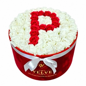 Aranjament floral litera cu 55 trandafiri de sapun in cutie rotunda catifea rosie, litera P