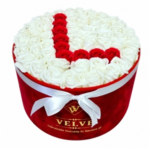 Aranjament floral litera cu 55 trandafiri de sapun in cutie rotunda catifea rosie, litera L