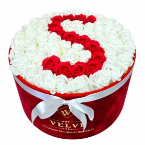 Aranjament floral litera cu 55 trandafiri de sapun in cutie rotunda catifea rosie, litera S