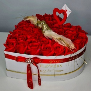 Aranjament floral Love Birds cu 45 trandafiri de sapun si pasari decorative, in cutie inima - Img 5