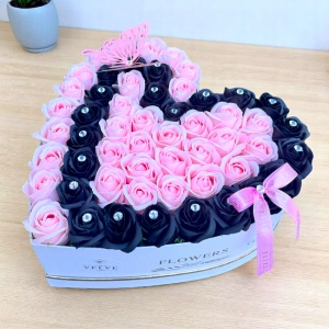 Aranjament floral Love Impact, cu 51 trandafiri din sapun in doua nuante si cristale decorative, cutie alba format inima, Roz/Negru - Img 6