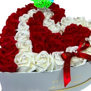 Aranjament floral Love Impact in cutie inima cu 41 trandafiri din sapun si cristale decorative, Rosu-Alb - Img 2
