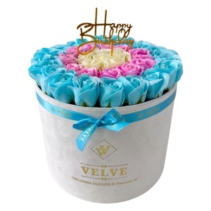 Aranjament Floral Majestic, cu trandafiri din sapun, albastru deschis, roz si alb unt, in cutie alba de catifea, cu mesaj "Happy Birthday"