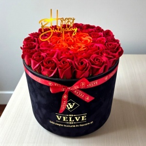 Aranjament Floral Majestic, cu trandafiri din sapun bordo, rosii si orange, in cutie neagra de catifea, cu mesaj "Happy Birthday" - Img 2