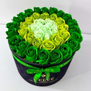 Aranjament Floral Majestic, cu trandafiri din sapun in 3 nuante de verde, in cutie neagra de catifea - Img 3