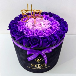 Aranjament Floral Majestic, cu trandafiri din sapun mov, lila si roz deschis, in cutie neagra de catifea, cu mesaj "Happy Birthday"