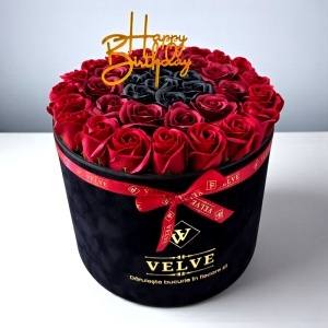 Aranjament Floral Majestic, cu trandafiri din sapun rosii, bordo si negri, in cutie neagra de catifea, cu mesaj "Happy Birthday" - Img 3