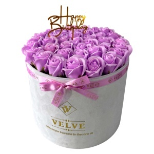 Aranjament Floral Majestic Lila, cu trandafiri din sapun, in cutie alba de catifea, cu mesaj "Happy Birthday"