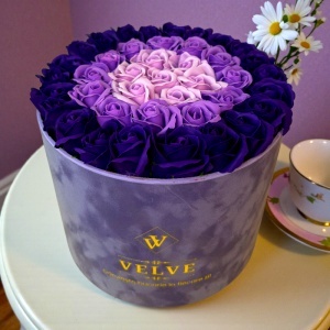Aranjament Floral Majestic Purple, cu trandafiri din sapun, in cutie mov de catifea
