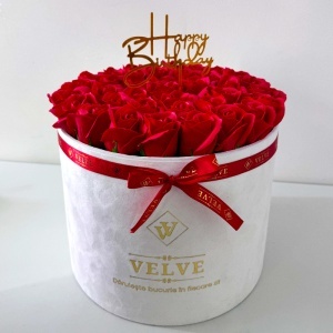 Aranjament Floral Majestic Red, cu trandafiri din sapun, in cutie alba de catifea, cu mesaj "Happy Birthday" - Img 3