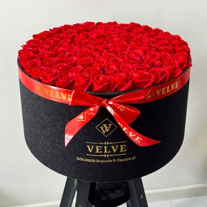 Aranjament floral megagigant cu 151 trandafiri de sapun rosii, in cutie premium cu panglica si felicitare personalizata, diametru 50 cm - Img 2