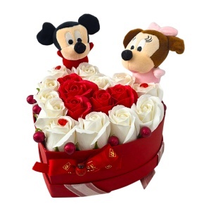 Aranjament floral Mickey & Minnie cu 17 trandafiri de sapun in cutie inima