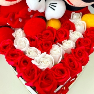 Aranjament floral Mickey & Minnie Mouse cu trandafiri de sapun, in cutie inima alba, 29x35 cm - Img 5