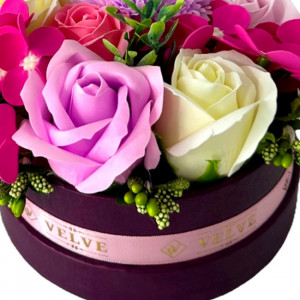 Aranjament floral in cutie rotunda grena, cu trandafiri, hortensie si garoafa de sapun, stamine artizanale si plante artificiale, Lila