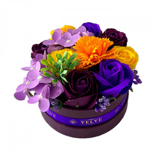Aranjament floral in cutie rotunda grena, cu trandafiri, hortensie si garoafa de sapun, stamine artizanale si plante artificiale, Portocaliu