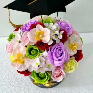 Aranjament floral pentru absolvire, in cutie rotunda cu trandafiri, orhidee si hortensiide sapun, ø 19cm, Lila - Img 4