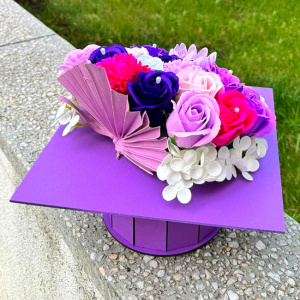 Aranjament floral pentru absolvire, in cutie in forma de toca cu flori de sapun si garoafe , 26x26x13cm, Mov