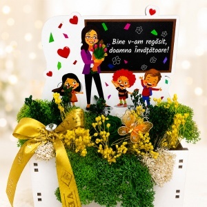 Aranjament floral pentru Invatatoare cu trandafir verde criogenat, lagurus si licheni stabilizati, in cutiuta decorativa cu mesaj special - Img 3