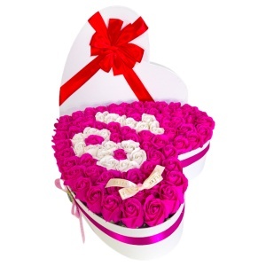 Aranjament floral personalizat cu cifra 18, in cutie tip inima, 101 trandafiri din sapun, Roz-Alb - Img 3