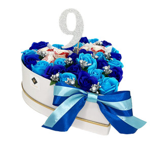 Aranjament floral personalizat cu cifre, cutie alba in forma de inima cu 5 trandafiri de sapun