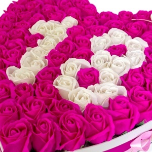 Aranjament floral personalizat cu cifrele 18, in cutie in forma de inima, cu 115 trandafiri din sapun, Roz-Alb - Img 6