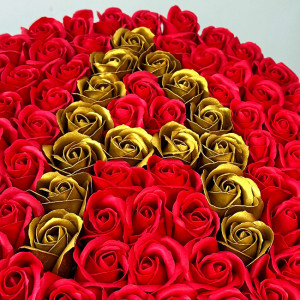 Aranjament floral personalizat cu litera A, in cutie rotunda aurie cu 55 trandafiri de sapun - Img 4