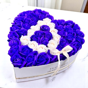 Aranjament floral personalizat cu litera, cutie inima alba cu 49 trandafiri de sapun, Albastru-Alb - Img 3