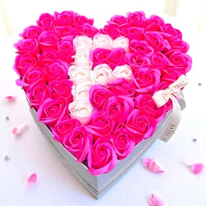 Aranjament floral personalizat cu litera, cutie inima alba cu 55 trandafiri de sapun, Fucsia-Alb - Img 2