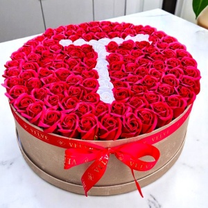 Aranjament floral personalizat cu litera, cutie rotunda aurie cu 115 trandafiri de sapun - Img 4