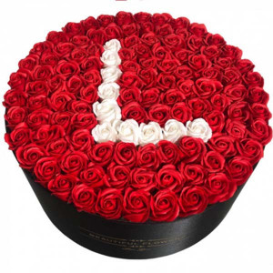 Aranjament floral personalizat cu litera, cutie rotunda neagra cu 125 trandafiri de sapun, L