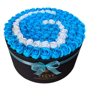 Aranjament floral personalizat cu litera, cutie rotunda neagra cu 151 trandafiri de sapun - Img 3