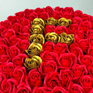 Aranjament floral personalizat cu litera F, in cutie rotunda aurie cu 55 trandafiri de sapun - Img 4