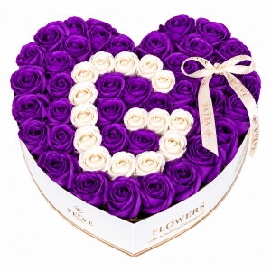 Aranjament floral personalizat cu litera, in cutie inima, cu 49 trandafiri de sapun, Mov-Alb - Img 7