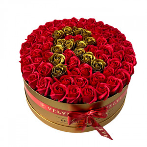 Aranjament floral personalizat cu litera R, in cutie rotunda aurie cu 55 trandafiri de sapun