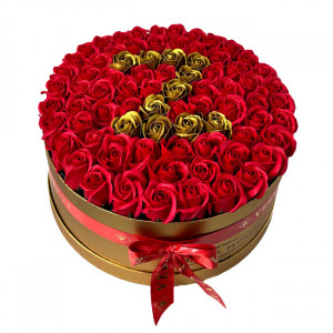 Aranjament floral personalizat cu litera Z, in cutie rotunda aurie cu 55 trandafiri de sapun